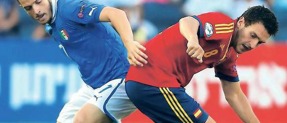 Der Ball ist ein Spanier. Koke (rechts) behauptet sich gegen Florenzi. Foto: dpa