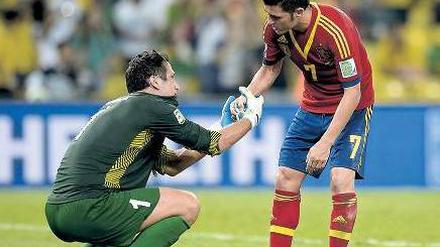 Mach’ dir nichts draus. David Villa (r.) tröstet Tahitis Keeper Mikael Roche, der gegen Spanien zehn Treffer kassieren musste. Foto: AFP