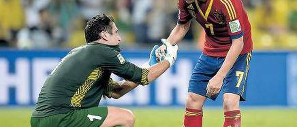 Mach’ dir nichts draus. David Villa (r.) tröstet Tahitis Keeper Mikael Roche, der gegen Spanien zehn Treffer kassieren musste. Foto: AFP