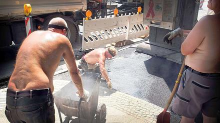 Hier kocht der Asphalt. Nicht nur am Kottbusser Tor wird gearbeitet, sondern an vielen anderen Straßenbaustellen. Zu den bereits vorhandenen sind mit Ferienbeginn noch weitere hinzugekommen. 