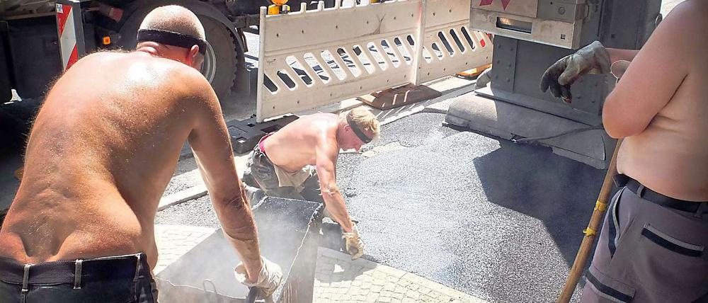 Hier kocht der Asphalt. Nicht nur am Kottbusser Tor wird gearbeitet, sondern an vielen anderen Straßenbaustellen. Zu den bereits vorhandenen sind mit Ferienbeginn noch weitere hinzugekommen. 