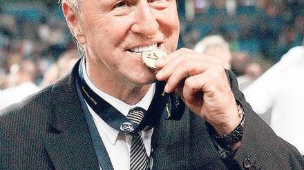 Horst Hrubesch nimmt die Siegermedaille nach der U-21-EM im Jahr 2009 in den Mund.