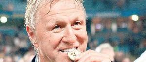 Horst Hrubesch nimmt die Siegermedaille nach der U-21-EM im Jahr 2009 in den Mund.