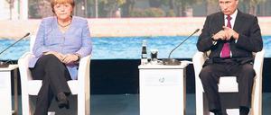 Gute Laune sieht anders aus. Angela Merkel und Wladimir Putin saßen am Freitag beim Petersburger Wirtschaftsforum gemeinsam auf dem Podium. Anschließend bemühten sie sich um eine Schlichtung des Streits um die Beutekunst. Foto: Anatoly Maltsev/dpa