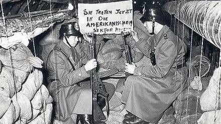 Bis hierher und nicht weiter. Nachdem der den Sowjets lange bekannte Spionagetunnel am 26. April 1956 „entdeckt“ worden war, wurde er von Volkspolizisten bewacht. 