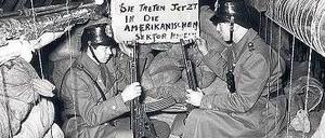 Bis hierher und nicht weiter. Nachdem der den Sowjets lange bekannte Spionagetunnel am 26. April 1956 „entdeckt“ worden war, wurde er von Volkspolizisten bewacht. 