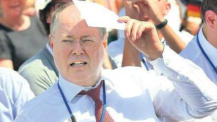 Heiß auf Obama. Auch SPD-Kanzlerkandidat Peer Steinbrück kämpfte mit der Hitze auf dem Pariser Platz. Foto: dpa