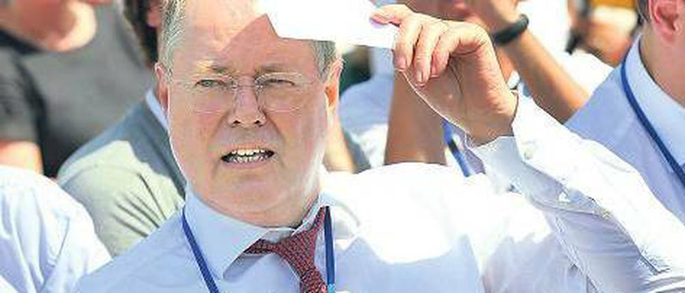 Heiß auf Obama. Auch SPD-Kanzlerkandidat Peer Steinbrück kämpfte mit der Hitze auf dem Pariser Platz. Foto: dpa