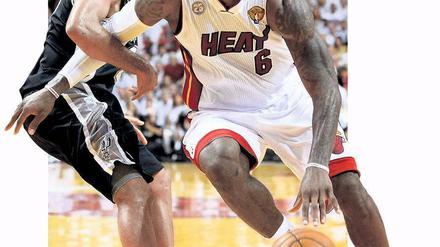 Des Königs Krönung. LeBron James, Spitzname „King“, führte Miami zum zweiten NBA-Titel in Folge. Der 28-Jährige bot im entscheidenden Spiel eine herausragende Leistung.