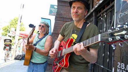 Zem Sarmento (links) aus Portugal und Michel Turchetti aus Frankreich machen seit einem Jahr auf Berlins Straßen zusammen Musik.