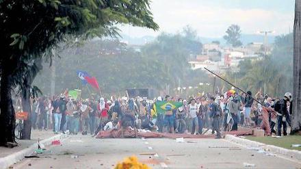 Der schöne Horizont ist nur noch schöne Erinnerung. Demonstranten auf ihrem Protestmarsch auf der Antonio Carlos Avenue unweit des Stadions von Belo Horizonte.