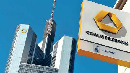Schild einer Commerzbank-Filiale, im Hintergrund: Die Frankfurter Zentrale