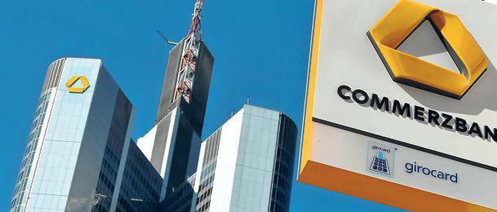 Schild einer Commerzbank-Filiale, im Hintergrund: Die Frankfurter Zentrale