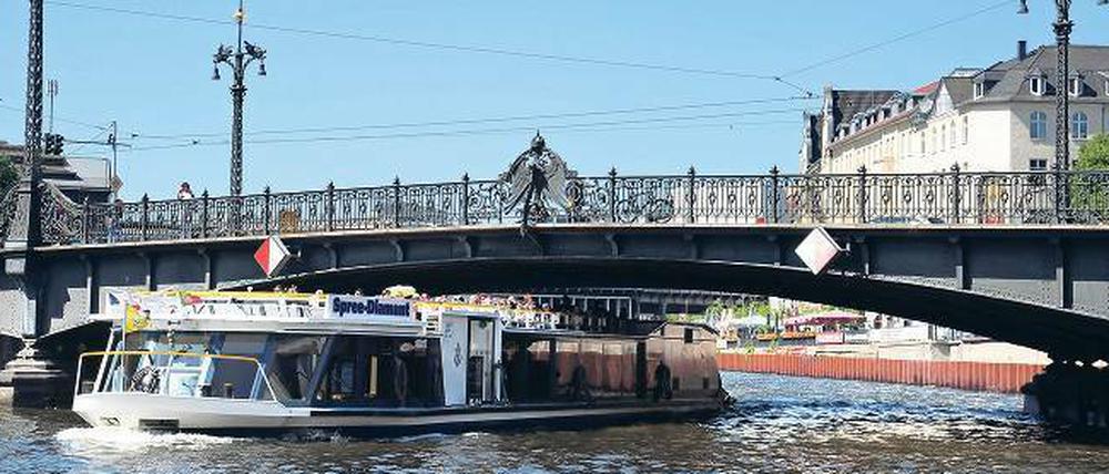 Wo die Stadt Atem schöpft. Die Weidendammer Brücke verlängert die Friedrichstraße in die Spandauer Vorstadt .Die heutige Brücke mit vier Kandelabern und neobarock verzierten schmiedeeisernen Geländern entstand von 1894 bis 1896. Sie steht unter Denkmalschutz