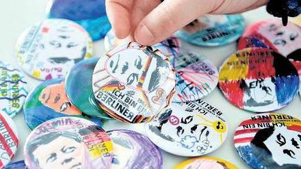 Mit Anstecker. Die Kinder der John-F.-Kennedy-Schule haben für ihren Besuch passende Buttons gebastelt.