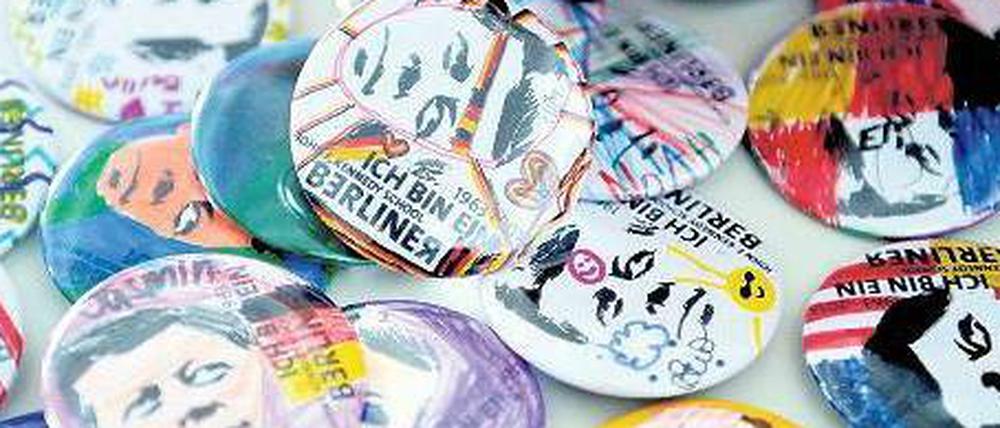 Mit Anstecker. Die Kinder der John-F.-Kennedy-Schule haben für ihren Besuch passende Buttons gebastelt.