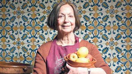 Claudia Roden in ihrer kleinen Londoner Küche.