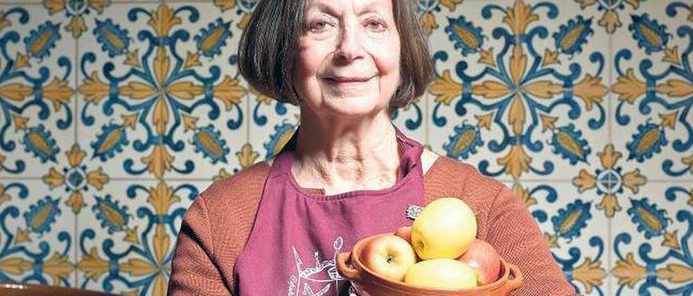 Claudia Roden in ihrer kleinen Londoner Küche.