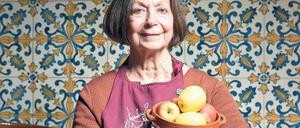 Claudia Roden in ihrer kleinen Londoner Küche.