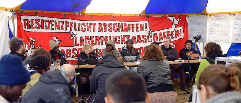 Diskussion über die Erfahrungen mit Behörden und Polizei im Winter letzten Jahres auf dem Refugee-Protest-Camp in Berlin-Kreuzberg.
