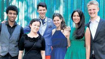 Sechs von 12 277: Jean-Michel, Friederike, Caspar, Lily, Nadine und Lukas (v. li.) von der Rudolf-Steiner-Schule in Dahlem, auf dem Weg zum Abi-Ball. 