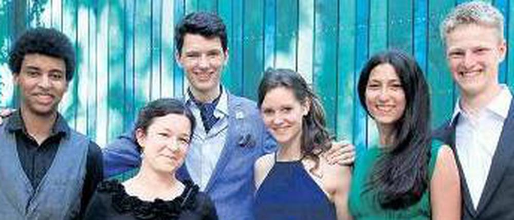 Sechs von 12 277: Jean-Michel, Friederike, Caspar, Lily, Nadine und Lukas (v. li.) von der Rudolf-Steiner-Schule in Dahlem, auf dem Weg zum Abi-Ball. 