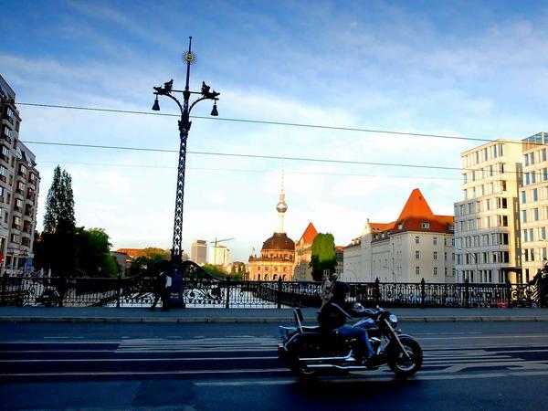 Weidendammer Brücke. Auf dem Fahrdamm mit doppelter Gleisspur für die Tram