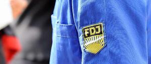 Ein junger Mann im "Blauhemd" der Freien Deutschen Jugend. Das FDJ-Symbol ist Kennzeichen einer verfassungswidrigen Organisation. Deshalb stehen nun zwei Männer vor Gericht, die vergangenen Sommer mit den Hemden vor der Gedenkstätte Berliner Mauer auftauchten.
