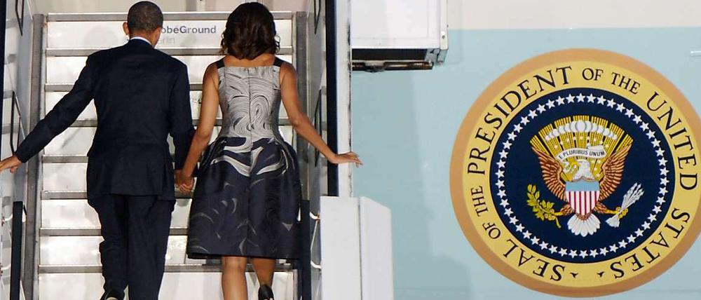 Bye bye: Barack Obama und seine Frau Michelle steigen in die Air Force One, der präsidiale Jet.