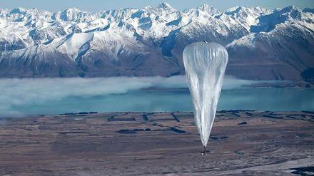 Mit einem waghalsigen Projekt will Google Weltregionen ohne Internetanschluss aus Ballons in 20 Kilometern Flughöhe mit einem Netzzugang versorgen. In der Nähe des Lake Tekapo auf der Südinsel Neuseelands wurden 30 Ballons für ein Pilotprojekt gestartet. Der Projekt-Name „Loon“ der Name spielt auf die englischen Wörter „balloon“ (Ballon) und „lunatic“ (verrückt) an.