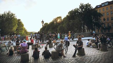 Großstadtromantik. Mit Bier, Pizza und Straßenmusik chillt man auf der Kreuzberger Admiralbrücke dem Sonnenuntergang entgegen. 