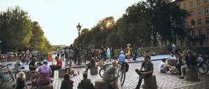 Großstadtromantik. Mit Bier, Pizza und Straßenmusik chillt man auf der Kreuzberger Admiralbrücke dem Sonnenuntergang entgegen.