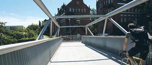 Radfahrer auf dem Alfred-Lion-Steg, der die Schöneberger Insel mit der Gartenstadt von Neu-Tempelhof verbindet.