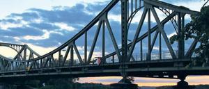 Vom Holzsteg zur Stahlkonstruktion. Die Glienicker Brücke verbindet Berlin und Potsdam, legendär ist sie, weil zu Mauerzeiten hier Agenten zwischen Ost und West ausgetauscht wurden.