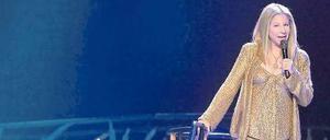 Zweieinhalb Stunden für 12 000. Barbra Streisand in der O2-World – hier noch ganz in Gold. Foto: Brita Pedersen/dpa