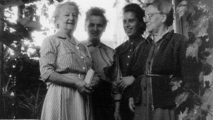 In ihrem Garten. Gertrud Kaulitz mit ihrer Pflegetochter Anna Wanda und Schwester Margarethe (v.l.n.r.). Die zweite Frau von rechts ist unbekannt. Den Text von Dirk Jordan für den Zehlendorf Blog können Sie hier lesen.