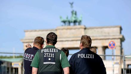 Absperrungen am Pariser Platz. Sicherheitsbeamte bereiten die Stadt auf den Besuch des US-Präsidenten vor. 