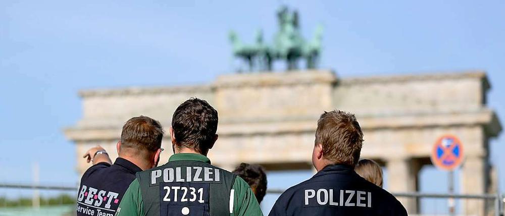 Absperrungen am Pariser Platz. Sicherheitsbeamte bereiten die Stadt auf den Besuch des US-Präsidenten vor. 