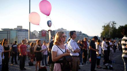 Stiller Protest gegen Erdogan: Am Dienstag protestierten die Demonstranten auf dem Taksim-Platz im türkischen Istanbul still stehend und schweigend.