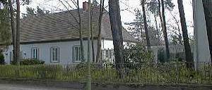 Es war einmal ein Denkmal. Die getarnte Sendeanlage vor ihrem Abriss.