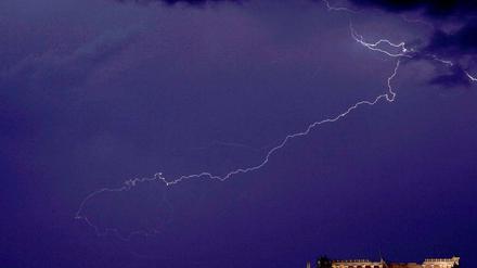Gewitter über der Akropolis in Athen. 