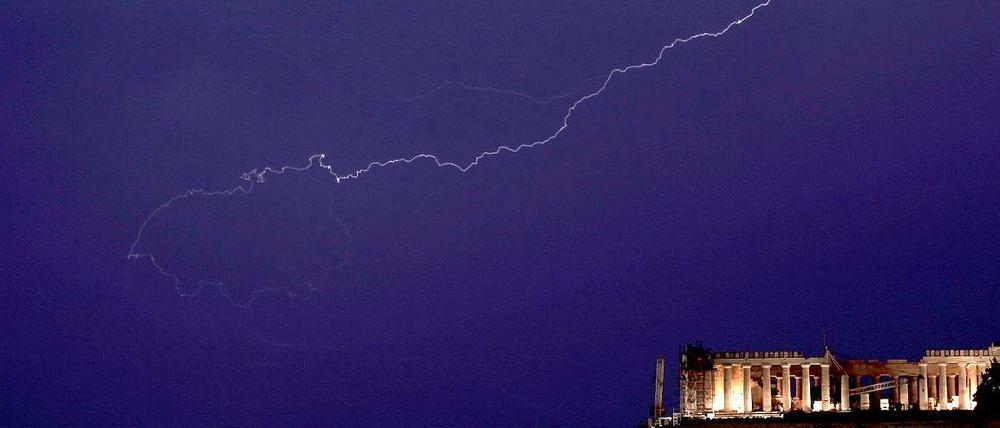 Gewitter über der Akropolis in Athen. 