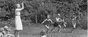 Elfriede Hengstenberg mit ihren Schülern.