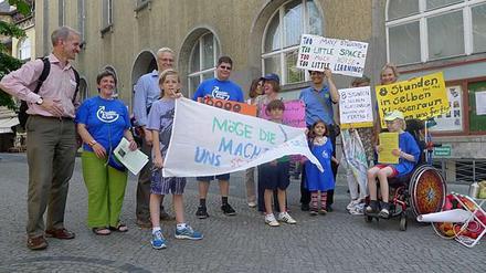 Schüler und Elternvertreter vor der Sitzung der Bezirksverordneten im Juni in Zehlendorf.
