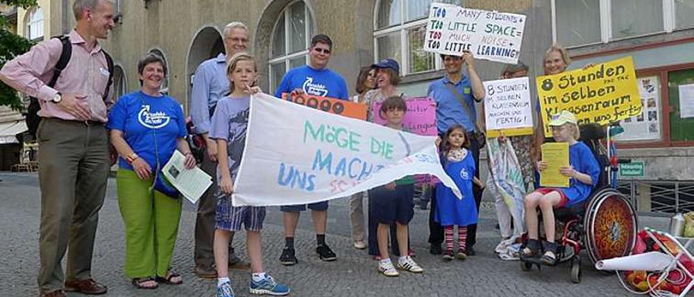 Schüler und Elternvertreter vor der Sitzung der Bezirksverordneten im Juni in Zehlendorf.