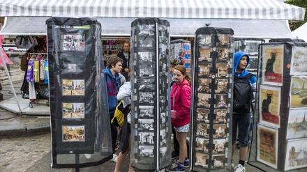 Do you speak touriste? Diese Frage sollen sich nach dem Wunsch der Pariser Handwerkskammer Geschäftsleute stellen - wie an diesem Souvenirstand in der französischen Hauptstadt.