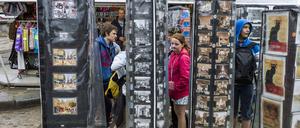 Do you speak touriste? Diese Frage sollen sich nach dem Wunsch der Pariser Handwerkskammer Geschäftsleute stellen - wie an diesem Souvenirstand in der französischen Hauptstadt.