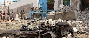 Anschlag auf ein UN-Gebäude in der somalischen Hauptstadt Mogadischu: Mindestens 15 Menschen kamen ums Leben, darunter vier ausländische Mitarbeiter des UN-Entwicklungsprogramms (UNDP) und vier somalische Sicherheitskräfte. Auch mehrere Attentäter kamen ums Leben.