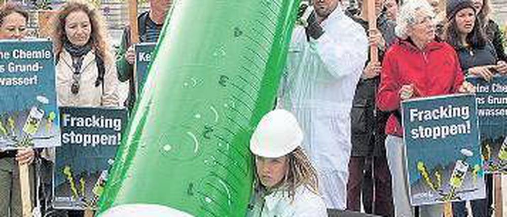 Protestwelle. In Deutschland haben Initiativen, wie hier in Berlin, mehr als 100 000 Unterschriften für ein generelles Fracking-Verbot gesammelt. Foto: obs