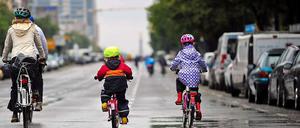 Vorbildlich: Familienausflug mit Helm. 